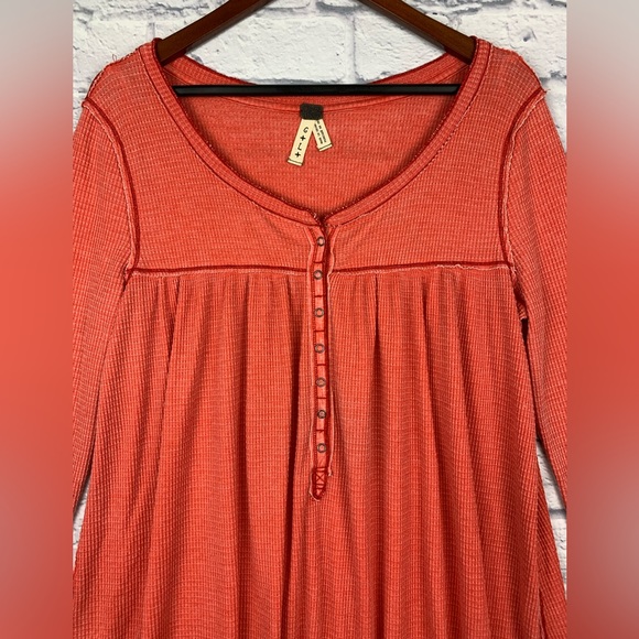We The People Free People Red Kai Henley Long Sleeve BOHO Knit Tunic Size Large - Picture 6 of 13